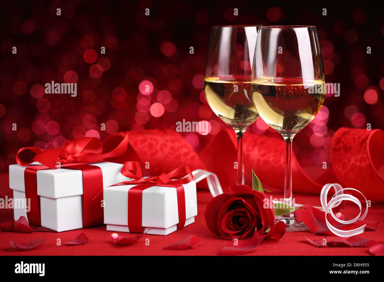 Wein, Geschenke und Rose für Feier Stockfoto