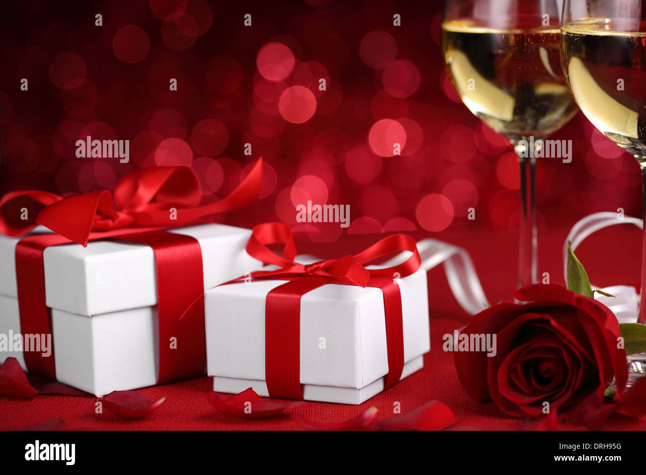 Wein, Geschenke und Rose für Feier Stockfoto