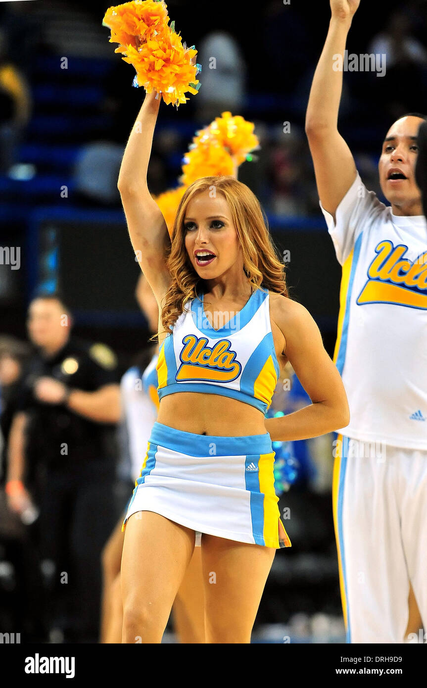 Los Angeles, CA, USA. 26. Januar 2014. UCLA Bruins Cheerleader führt während der College-Basketball-Spiel zwischen die California Golden Bears und den UCLA Bruins an Pauley Pavilion in Los Angeles, Kalifornien. Besiege die California Golden Bears 76-64.The UCLA Bruins.Louis Lopez/CSM/Alamy Live News Stockfoto