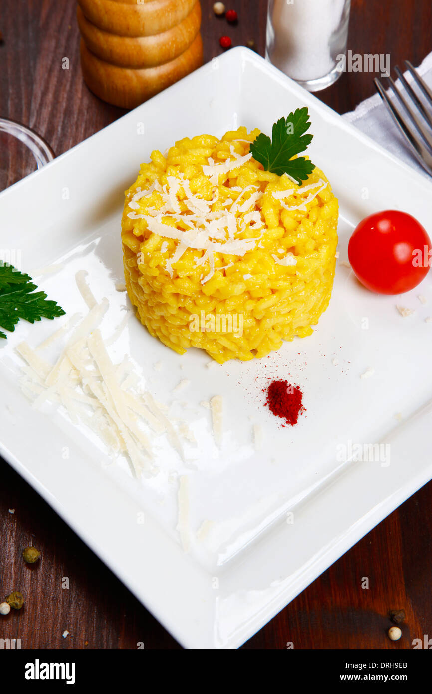 Risotto mit Safran auf einem Teller Stockfoto