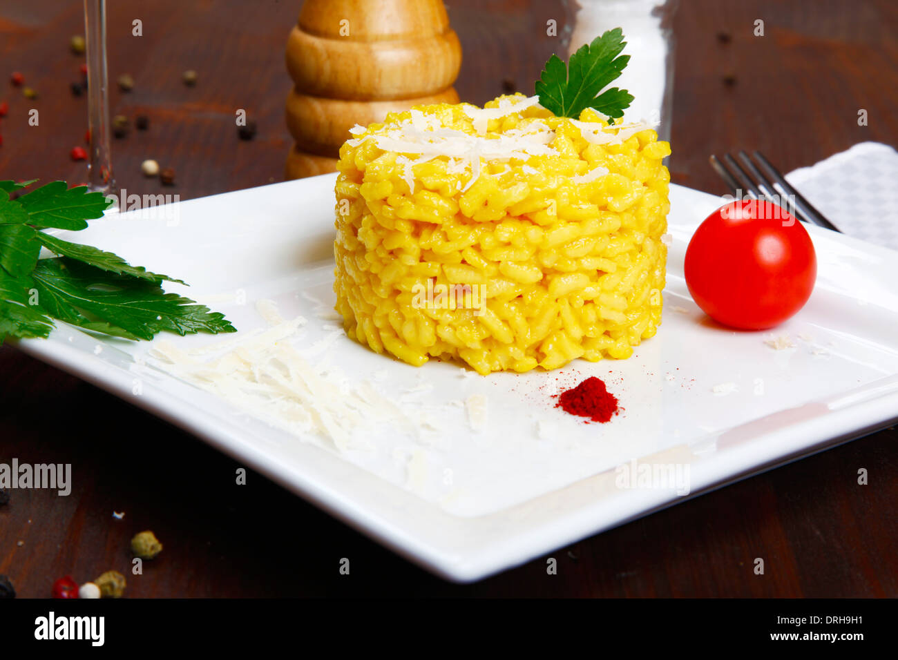 Risotto mit Safran auf einem Teller Stockfoto