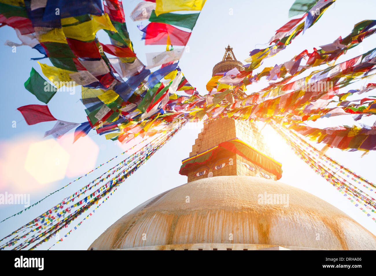 Bodhnath Stupa in Kathmandu mit Buddha-Augen - Schuss gegen die Sonne. Stockfoto