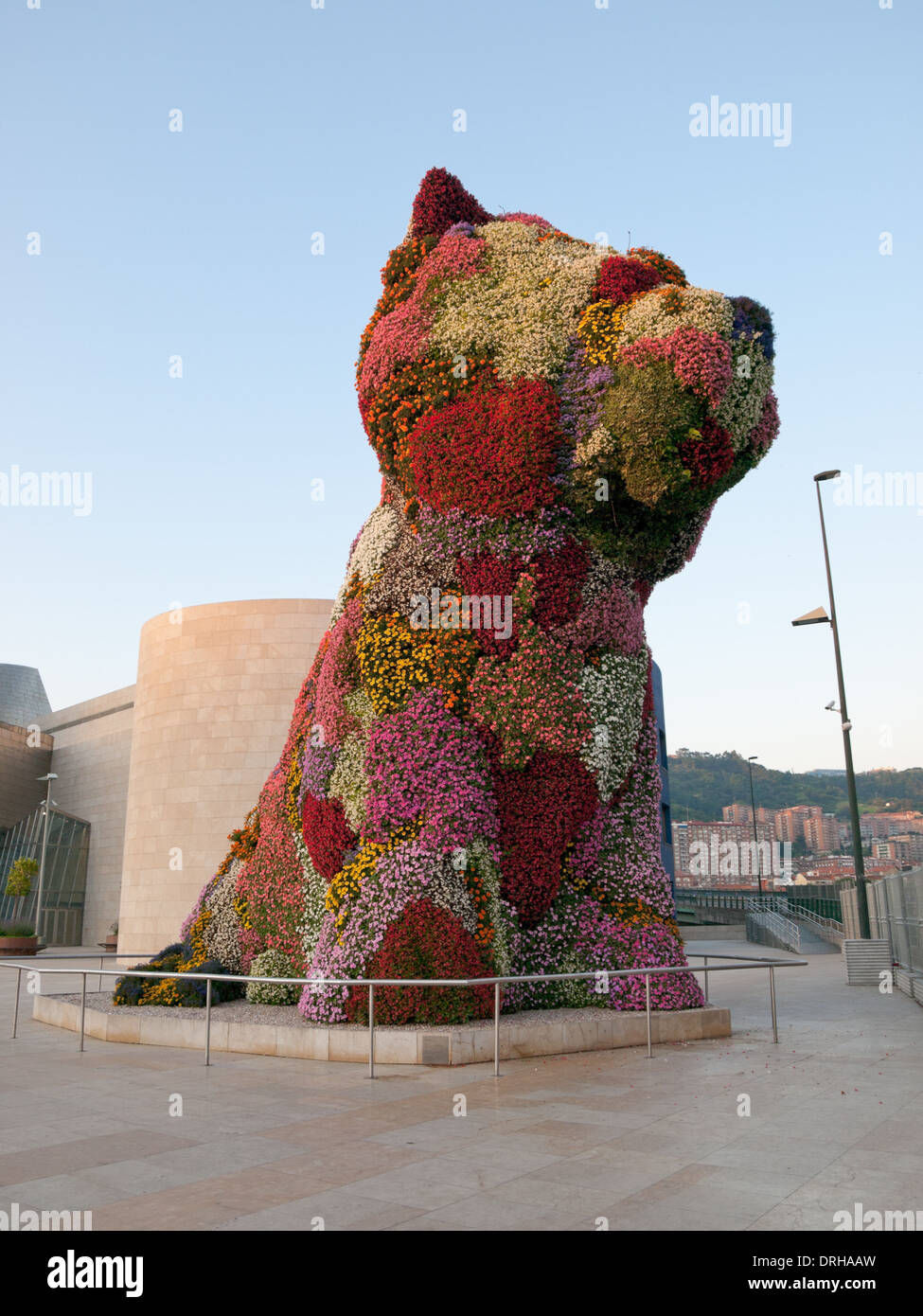 Ein Blick auf "Welpen", eine florale Skulptur des amerikanischen Künstlers Jeff Koons, vor dem Guggenheim Museum Bilbao in Bilbao, Spanien. Stockfoto