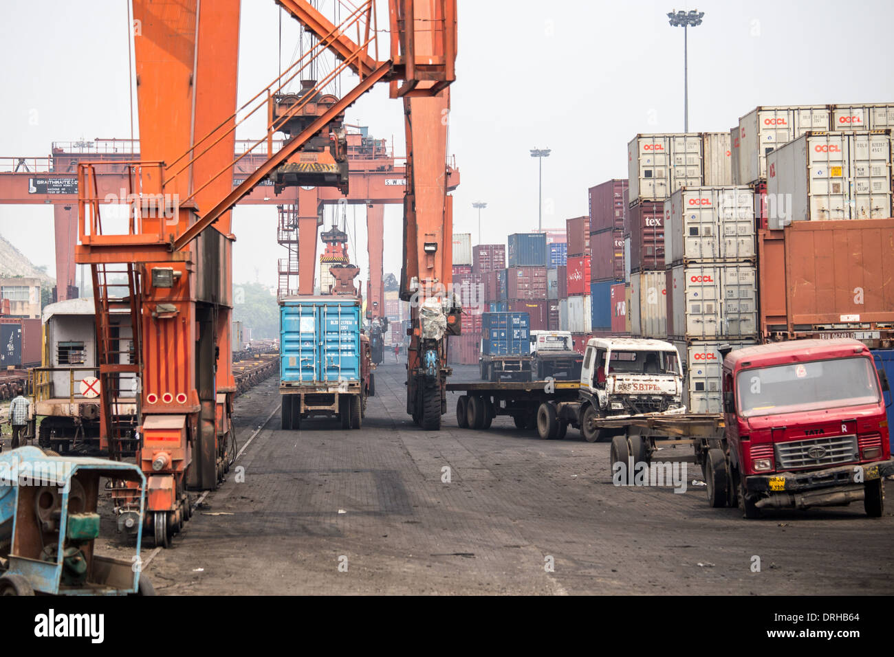 Fracht-Container in einem Zug Versand Anlage in Delhi, Indien Stockfoto