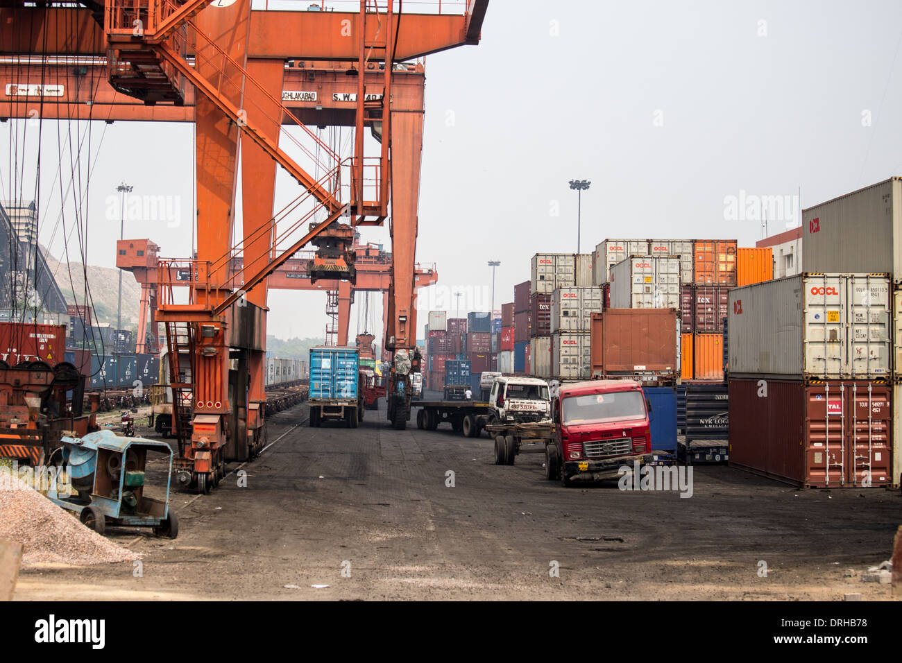 Fracht-Container in einem Zug Versand Anlage in Delhi, Indien Stockfoto