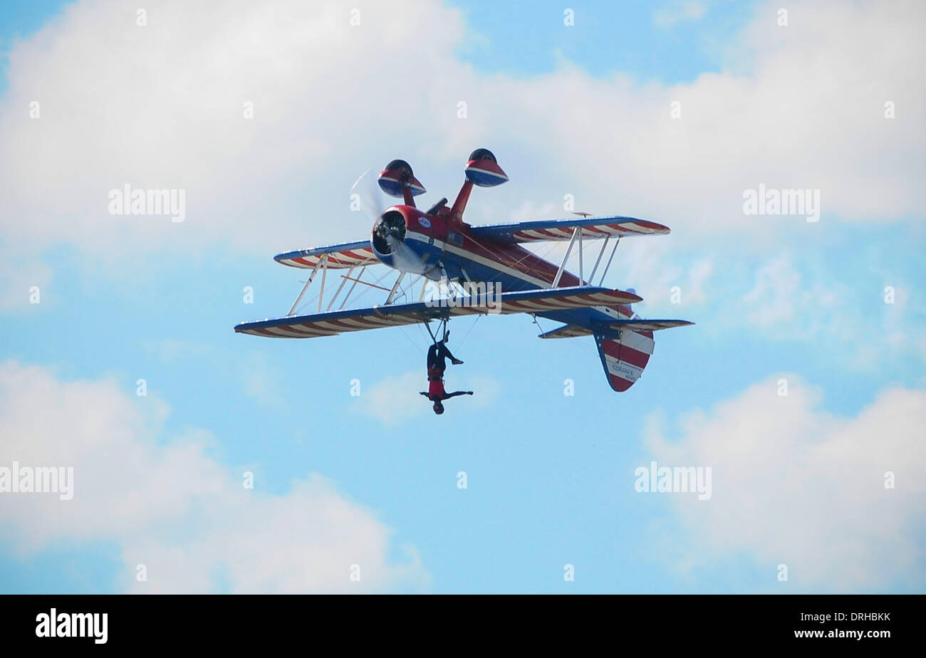 Ilopango, El Salvador. 26. Januar 2014. US pilot Greg Shelton führt einen Stunt namens Wing Walker mit Ashley Battle, die an einem Aufenthalt über das Flugzeug Flügel im Flug, während der "Ilopango Air Show 2014", in dem Luftwaffenstützpunkt der Stadt Ilopango in San Salvador, Hauptstadt von El Salvador, am 26. Januar 2014 besteht. Die Antenne Aktivität wird gehalten, um Spendengelder für die nationalen Kinder Krankenhaus Benjamin Bloom. Bildnachweis: Oscar Rivera/Xinhua/Alamy Live-Nachrichten Stockfoto