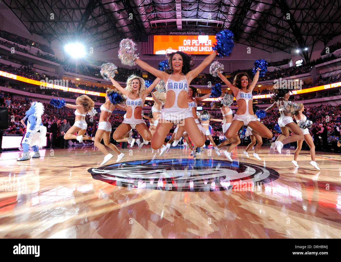 Dallas, Texas, USA. 26. Januar 2014. 26. Januar 2014: Die Dallas Mavericks Tänzer führen bei einem NBA-Spiel zwischen den Detroit Pistons und den Dallas Mavericks das American Airlines Center in Dallas, TX Dallas besiegt Detroit 116-106 Credit: Cal Sport Media/Alamy Live News Stockfoto