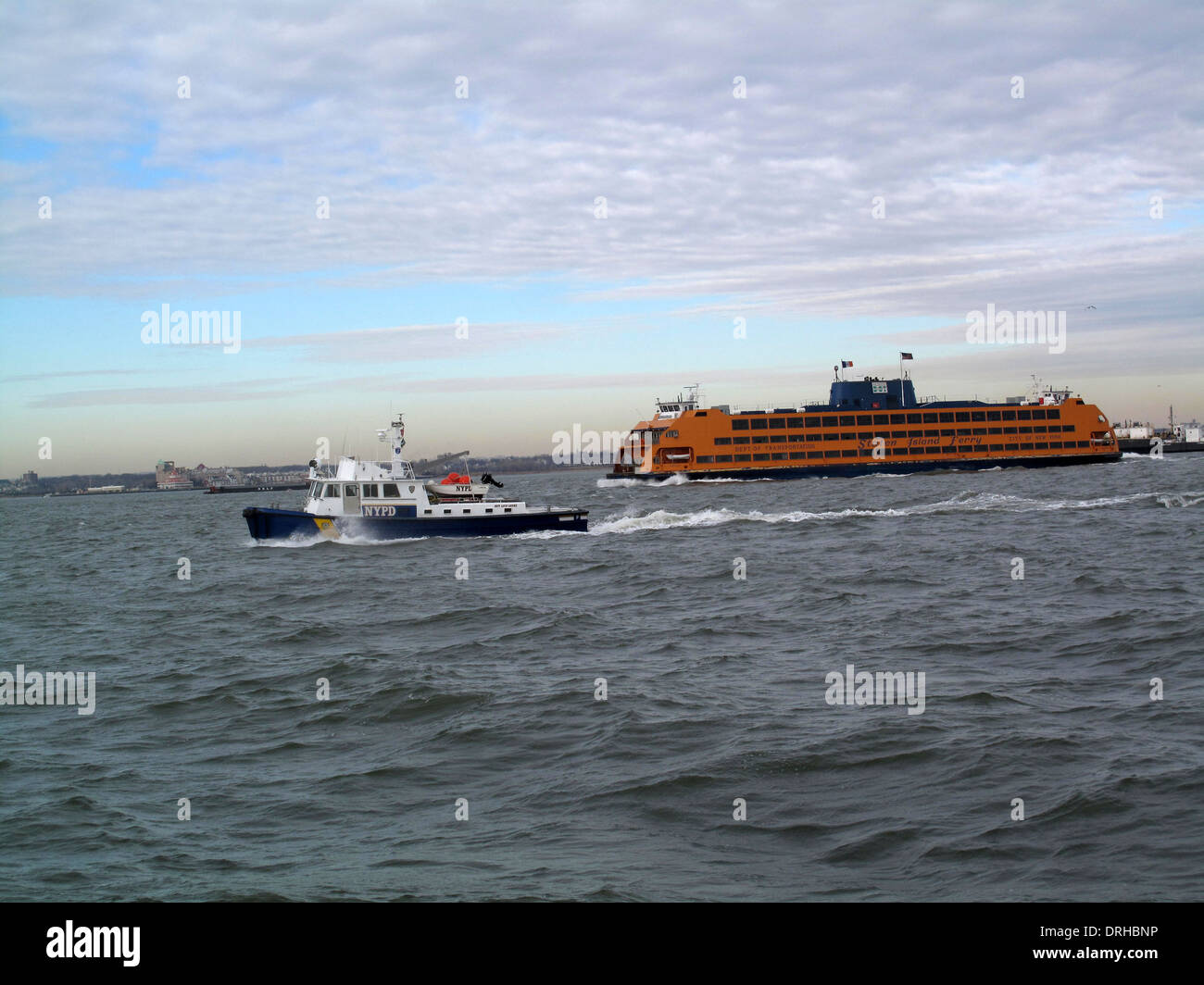 Staten Island Ferry und NYPD Boot - Ansicht von Staten Island Ferry, New York, NY, Vereinigte Staaten Stockfoto