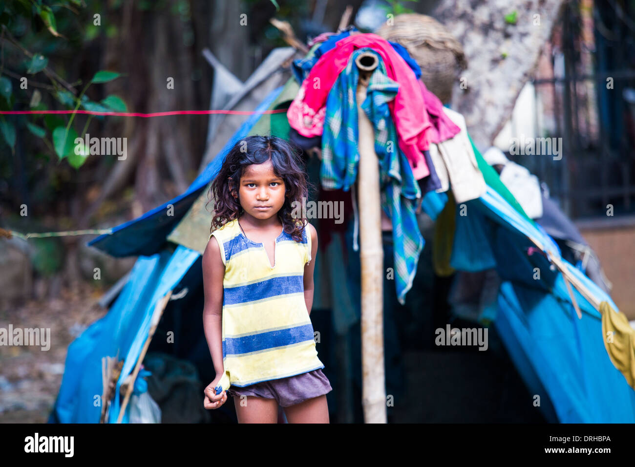 Junge Inderin vor dem Zelt lebt sie in Delhi, Indien Stockfoto