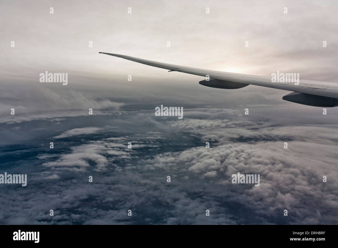 Flug über den Wolken fliegen. Luftaufnahme vom Himmel. Stockfoto
