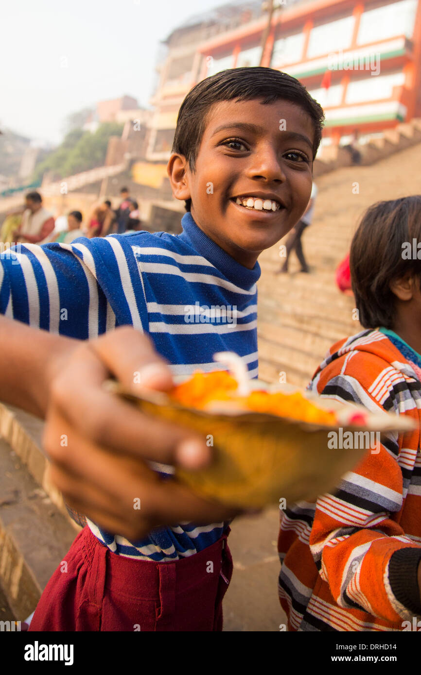 Junge mit Blumen für die Puja in Varanasi, Indien Stockfoto