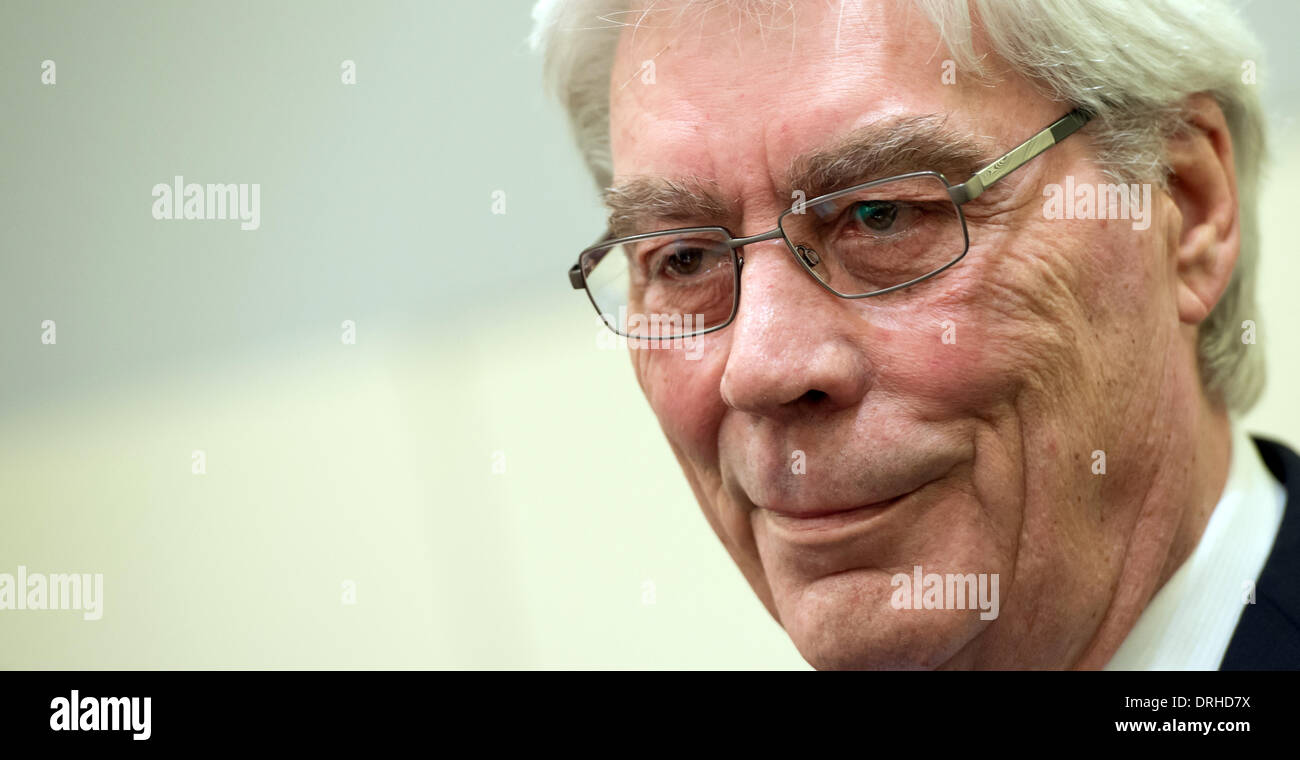München, Deutschland. 27. Januar 2014. Werner Schmidt, der ehemalige Manager des FC Bayern LB (Bayerische Landesbank) betritt den Gerichtssaal in das Landgericht in München, Deutschland, 27. Januar 2014. Ehemalige Manager der BayernLB werden Unterschlagung in Bezug auf den Kauf der österreichischen Bankengruppe Hypo Group Alpe Adria (HGAA) vorgeworfen. Foto: Sven Hoppe/Dpa/Alamy Live News Stockfoto