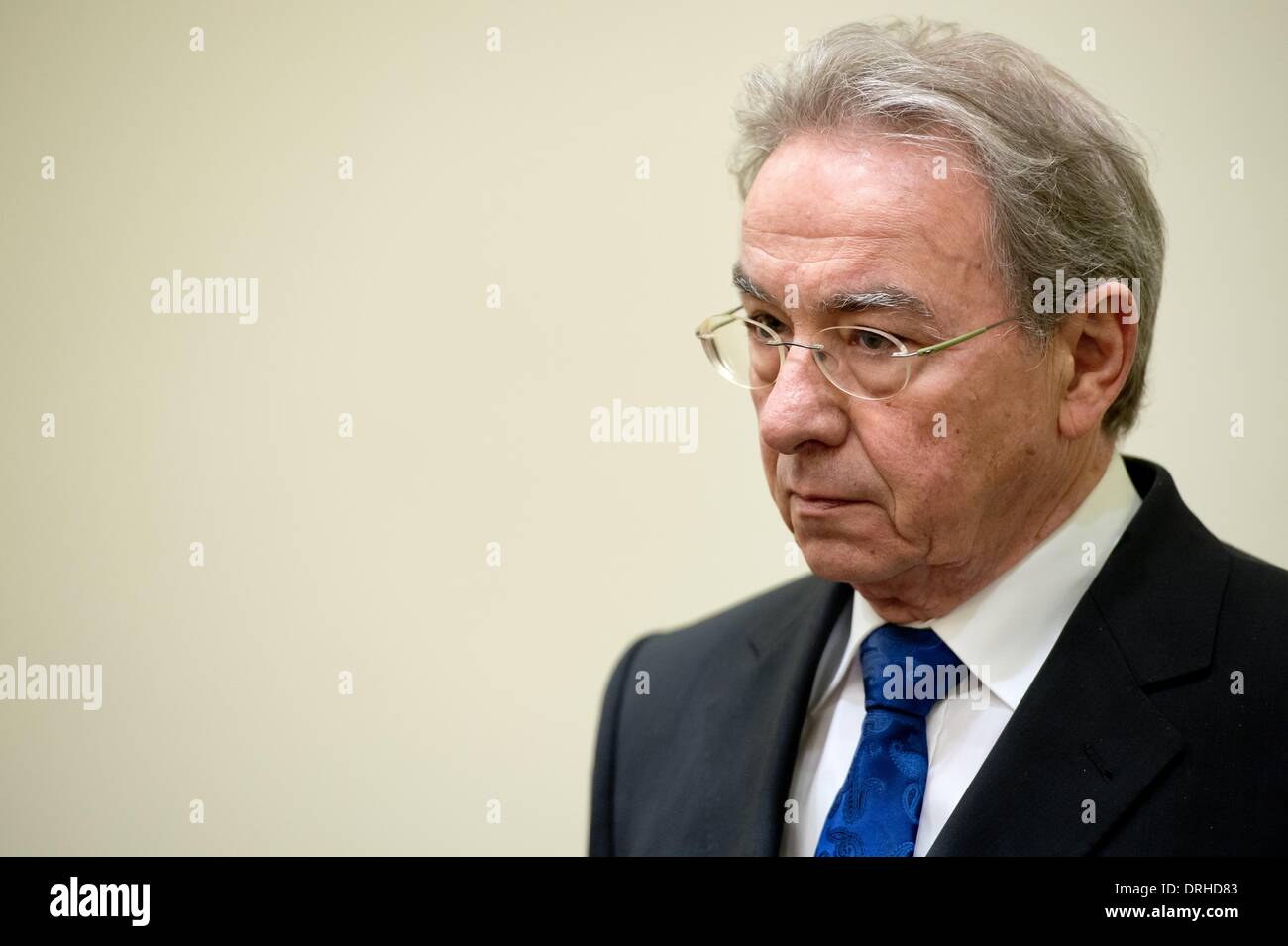 München, Deutschland. 27. Januar 2014. Rudolf Hanisch, als ehemaliger Vorstandsvorsitzender der Bayern LB (Bayerische Landesbank) betritt den Gerichtssaal in das Landgericht in München, Deutschland, 27. Januar 2014. Ehemalige Manager der BayernLB werden Unterschlagung in Bezug auf den Kauf der österreichischen Bankengruppe Hypo Group Alpe Adria (HGAA) vorgeworfen. Foto: Sven Hoppe/Dpa/Alamy Live News Stockfoto