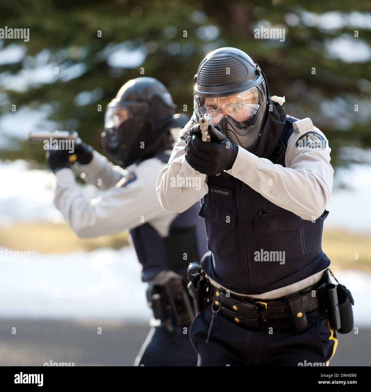 RCMP Polizisten nehmen Teil in eine aktive Bedrohung Trainingsübung in SWAT, IRT und taktische Reaktion an einer High School. Stockfoto