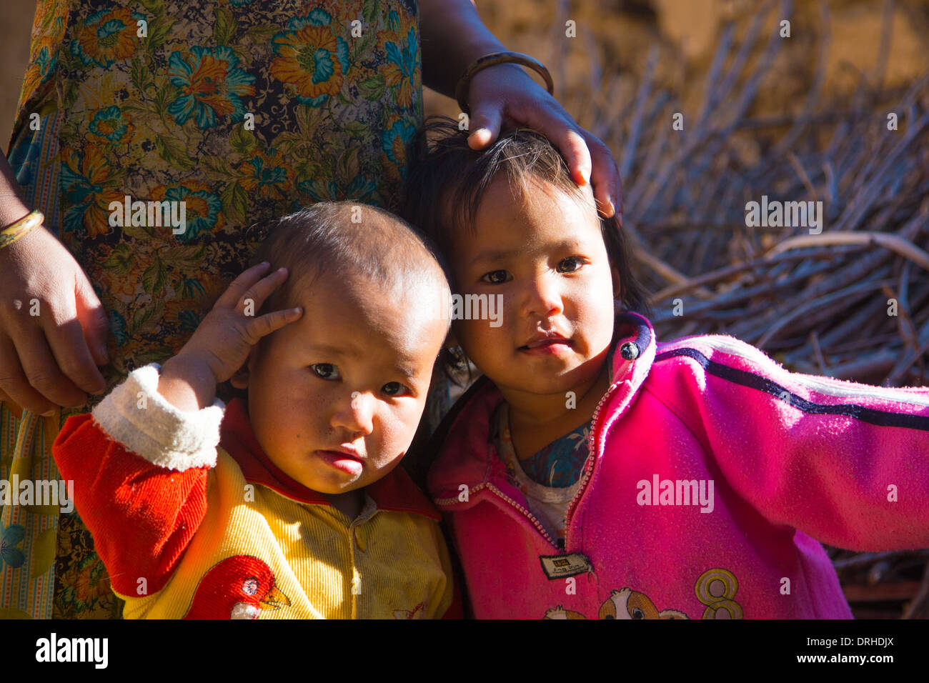 Nepalesische Kinder in den Hügeln oberhalb von Kathmandu, Nepal Stockfoto