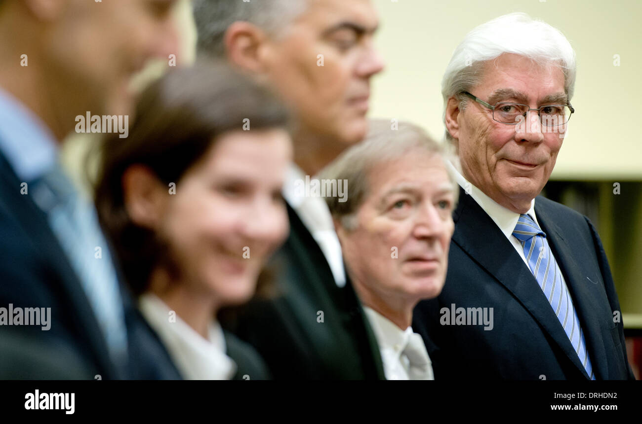 München, Deutschland. 27. Januar 2014. Werner Schmidt (R-L), steht der ehemalige Manager des FC Bayern LB (Bayerische Landesbank) zusammen mit seinen Anwälten Volk, Doerr und Rosskopf den Gerichtssaal in das Landgericht in München, Deutschland, 27. Januar 2014. Ehemalige Manager der BayernLB werden Unterschlagung in Bezug auf den Kauf der österreichischen Bankengruppe Hypo Group Alpe Adria (HGAA) vorgeworfen. Foto: Sven Hoppe/Dpa/Alamy Live News Stockfoto