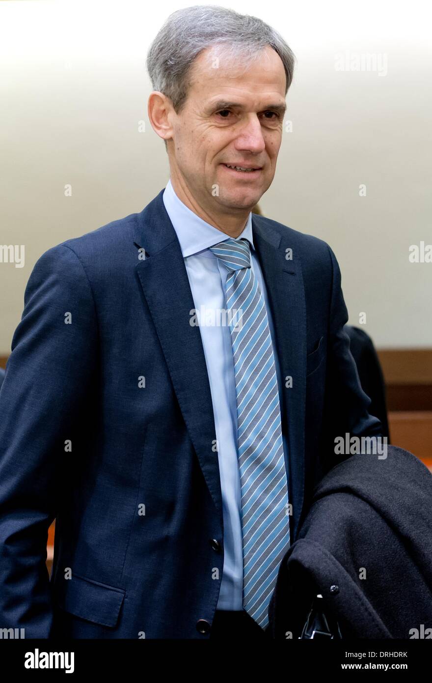 München, Deutschland. 27. Januar 2014. Michael Kemmer, als ehemaliger Vorstandsvorsitzender der Bayern LB (Bayerische Landesbank) betritt den Gerichtssaal in das Landgericht in München, Deutschland, 27. Januar 2014. Ehemalige Manager der BayernLB werden Unterschlagung in Bezug auf den Kauf der österreichischen Bankengruppe Hypo Group Alpe Adria (HGAA) vorgeworfen. Foto: Sven Hoppe/Dpa/Alamy Live News Stockfoto