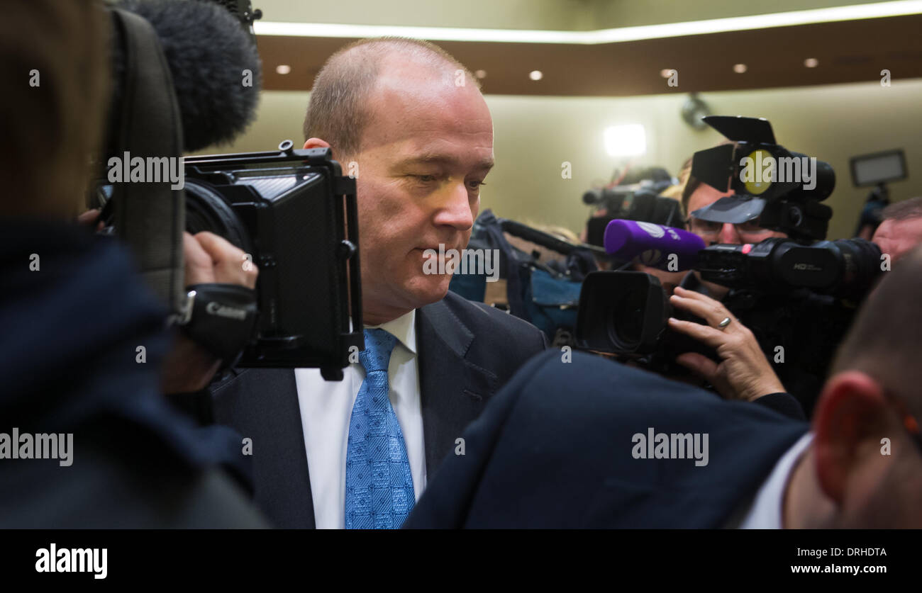 München, Deutschland. 27. Januar 2014. Ehemaliger Vorstandsvorsitzender der Bayern LB (Bayerische Landesbank) Gerhard Gribkowsky betritt den Gerichtssaal in das Landgericht in München, Deutschland, 27. Januar 2014. Ehemalige Manager der BayernLB werden Unterschlagung in Bezug auf den Kauf der österreichischen Bankengruppe Hypo Group Alpe Adria (HGAA) vorgeworfen. Foto: Peter Kneffel/Dpa/Alamy Live News Stockfoto
