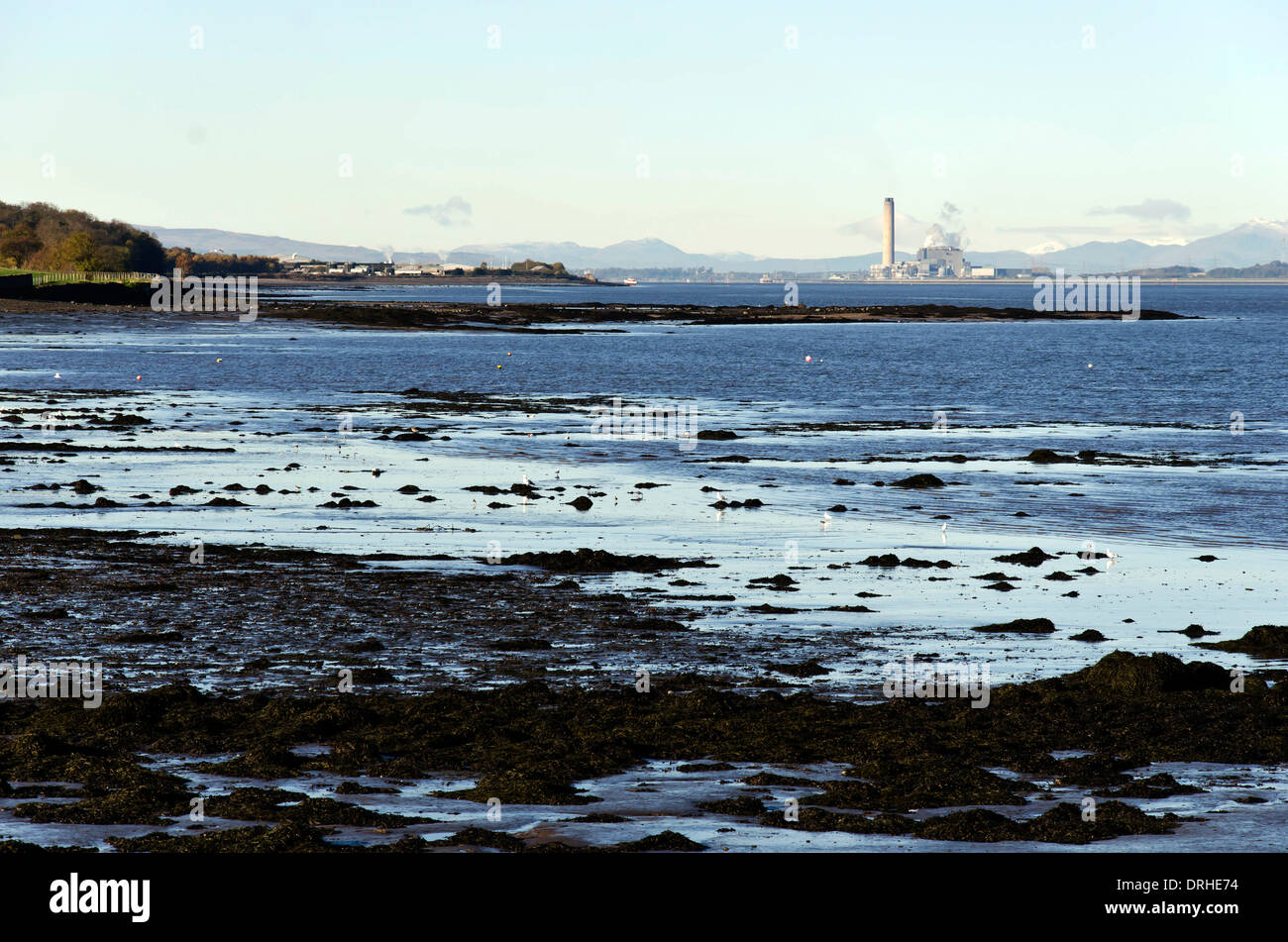 Blick in Richtung Longannet Kraftwerk von Blackness Castle am Ufer des Flusses Forth in West Lothian, Schottland. Stockfoto