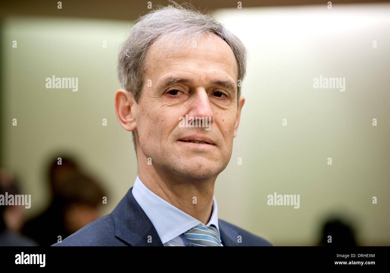 München, Deutschland. 27. Januar 2014. Ehemaliger Vorsitzender der BayernLB (Bayerische Landesbank) Michael Kemmer steht in den Gerichtssaal in das Landgericht in München, Deutschland, 27. Januar 2014. Ehemalige Manager der BayernLB werden Unterschlagung in Bezug auf den Kauf der österreichischen Bankengruppe Hypo Group Alpe Adria (HGAA) vorgeworfen. Foto: Sven Hoppe/Dpa/Alamy Live News Stockfoto