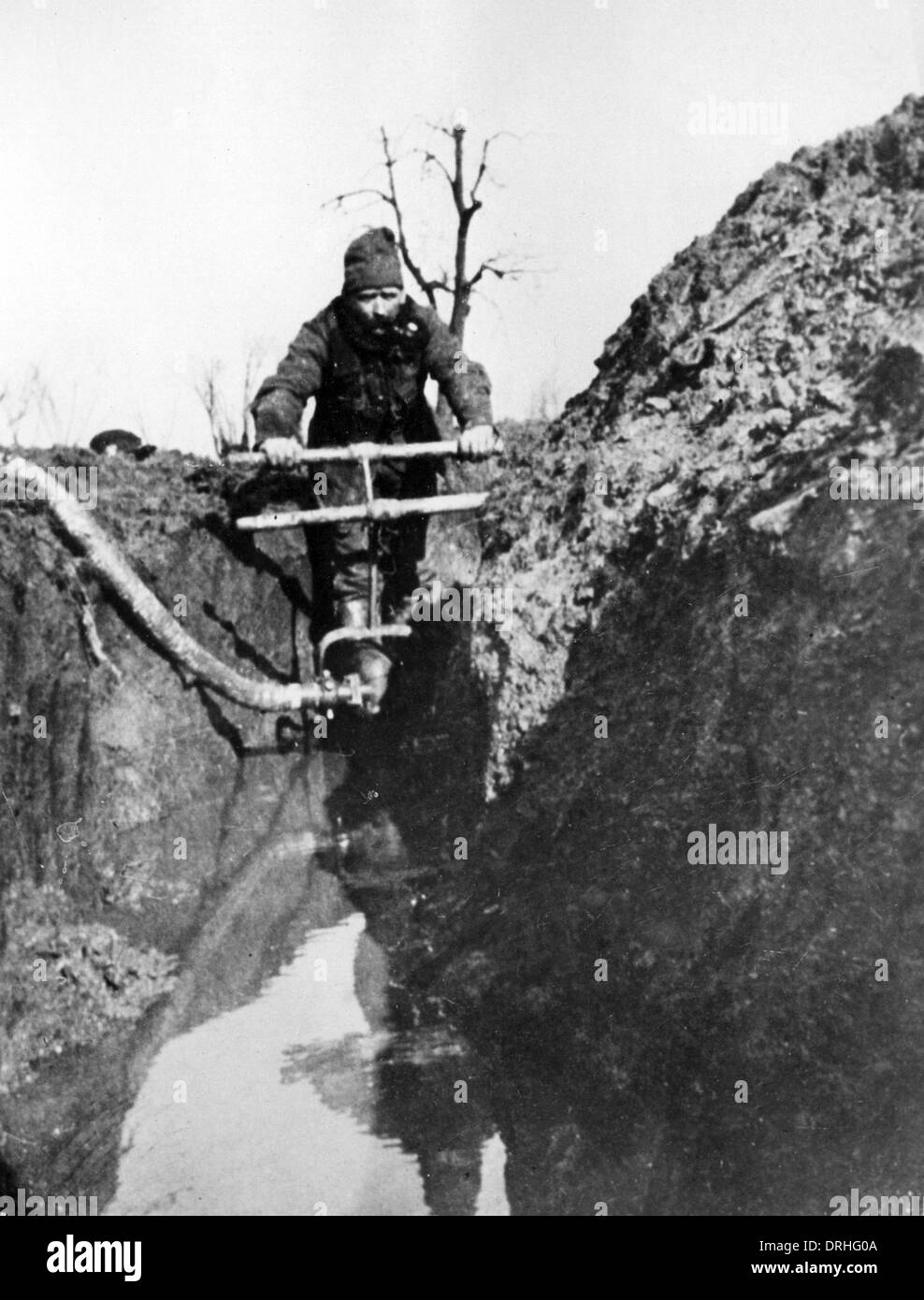 Soldat in einem Graben an der Westfront, WW1 Stockfoto