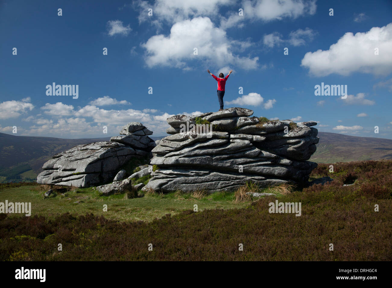 Walker auf dem Granit Tor des Fitzwilliam Sitz, nahe dem Gipfel des Knocknagun. An der Grenze der Grafschaften Dublin und Wicklow, Irland. Stockfoto