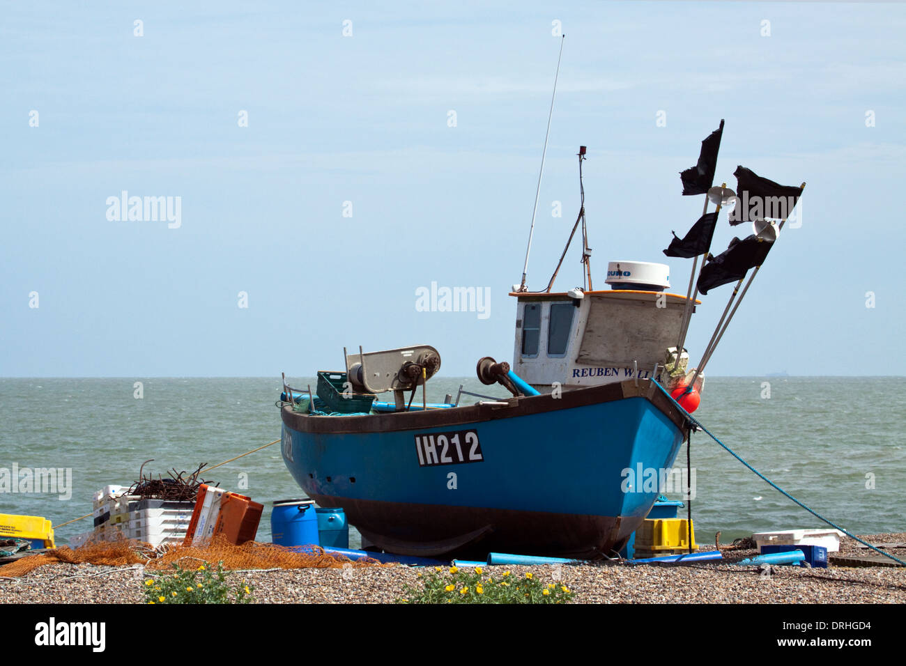 Fischereifahrzeug IH212 am Strand von Aldeburgh, Suffolk mit Angeln Utensilien um ihn herum Stockfoto