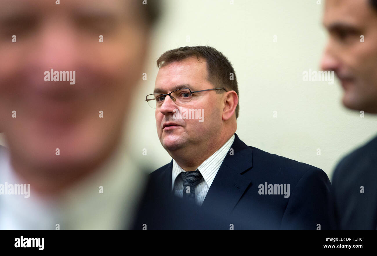 München, Deutschland. 27. Januar 2014. Ehemaliger Vorsitzender der BayernLB (Bayerische Landesbank) Ralph Schmidt steht in den Gerichtssaal in das Landgericht in München, Deutschland, 27. Januar 2014. Ehemalige Manager der BayernLB werden Unterschlagung in Bezug auf den Kauf der österreichischen Bankengruppe Hypo Group Alpe Adria (HGAA) vorgeworfen. Foto: Peter Kneffel/Dpa/Alamy Live News Stockfoto