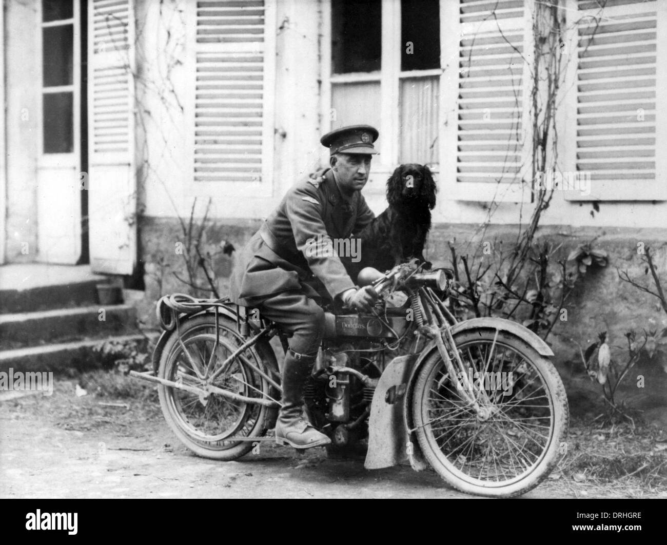 Offizier des Panzerkorps mit Hund und Motorrad, Frankreich, WW1 Stockfoto