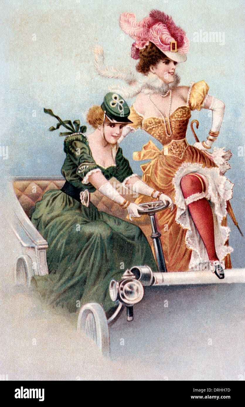 Moulin Rouge Showgirls posiert in einem altmodischen Auto. Stockfoto