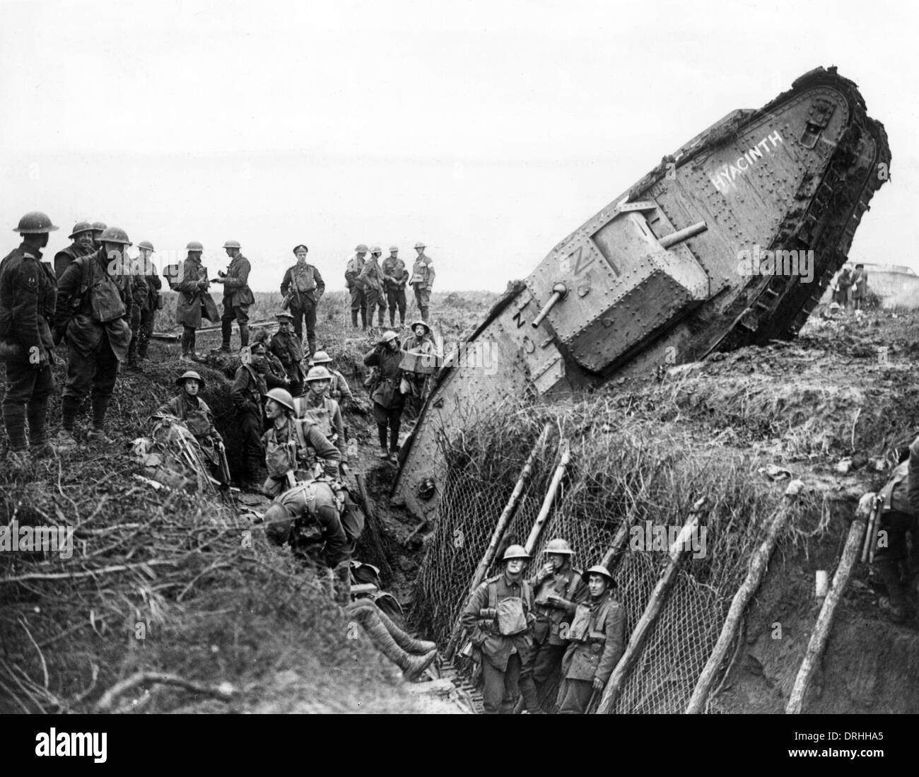 Britische Soldaten mit Tank im Graben, Ribecourt, Frankreich, WW1 Stockfoto