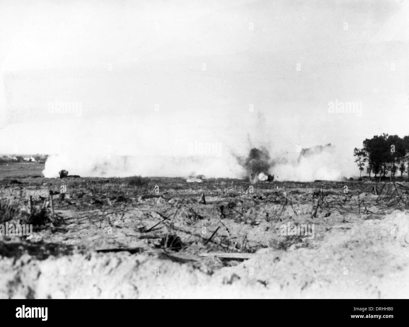 Britische Panzer unter deutschen Feuer, WW1 Stockfoto