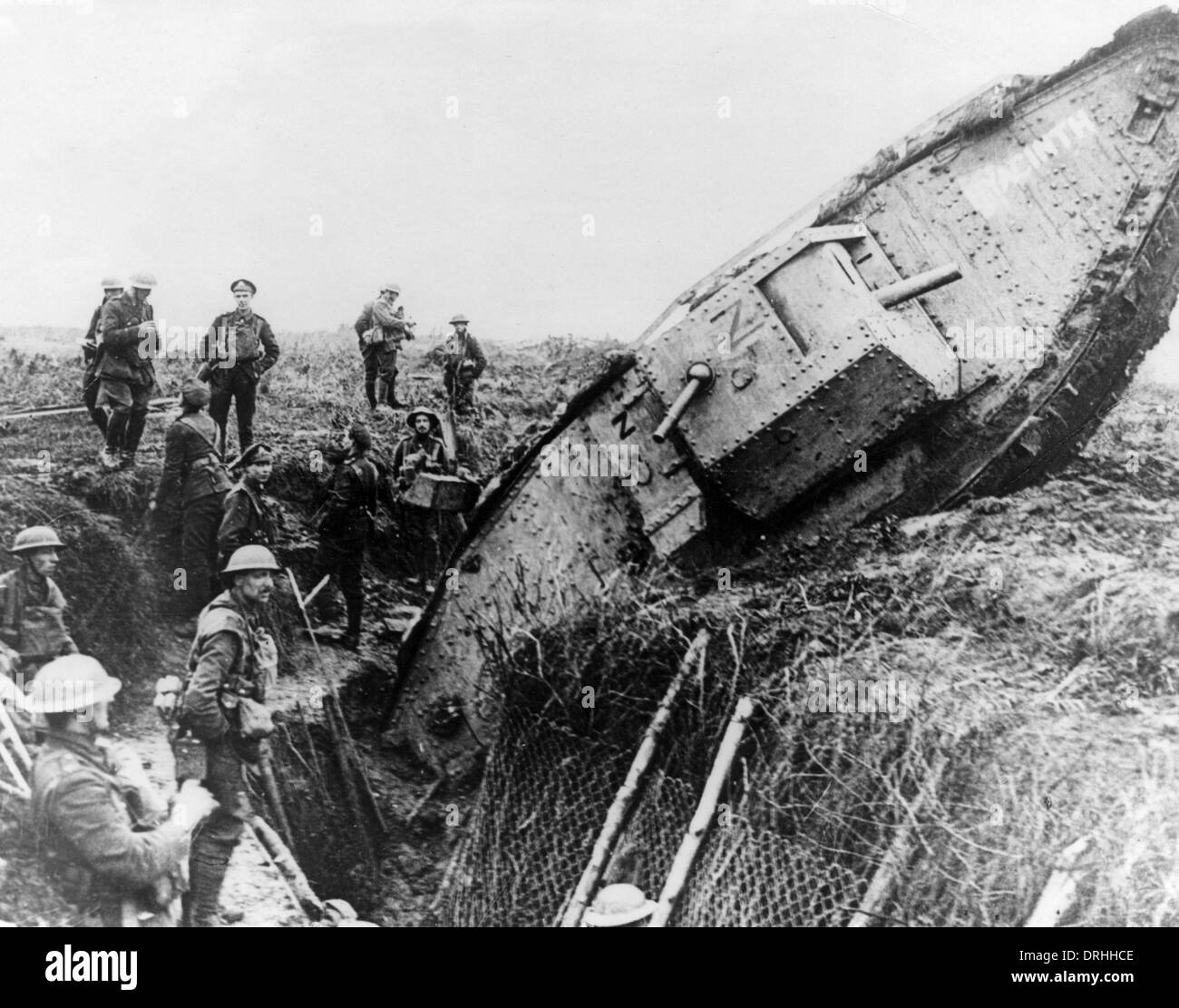 Britische Soldaten mit Tank im Graben, Ribecourt, Frankreich, WW1 Stockfoto