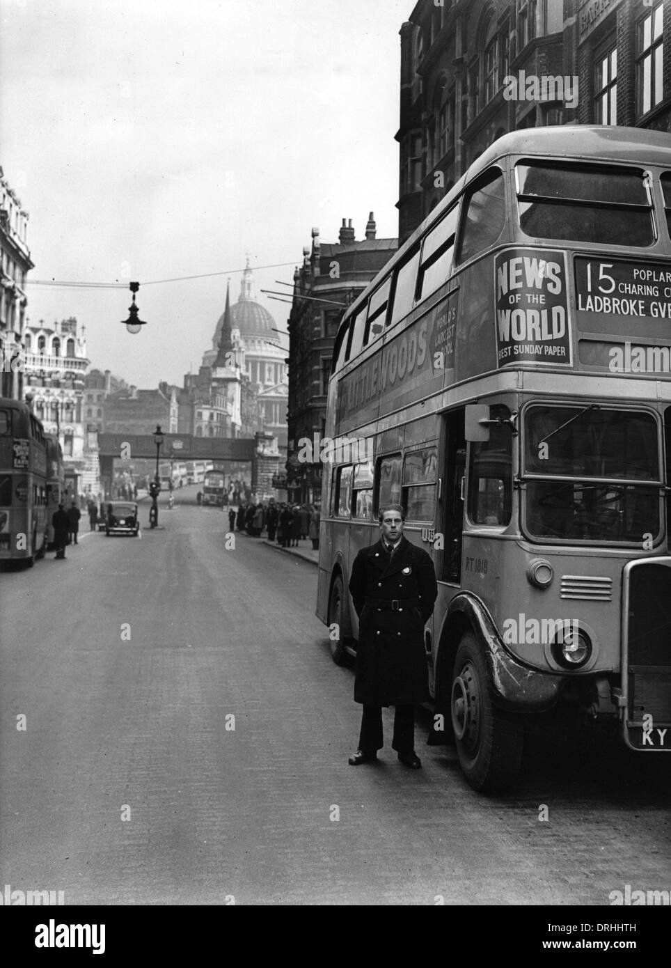 Die Buslinie 15 und Busfahrer in London Stockfoto
