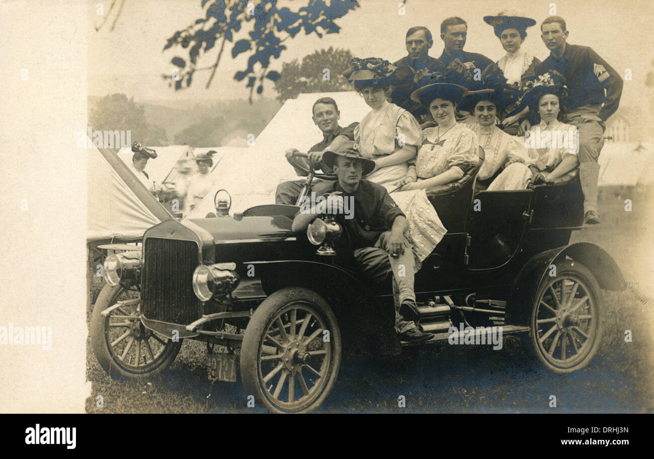 Posiert in einem Oldtimer Stockfoto