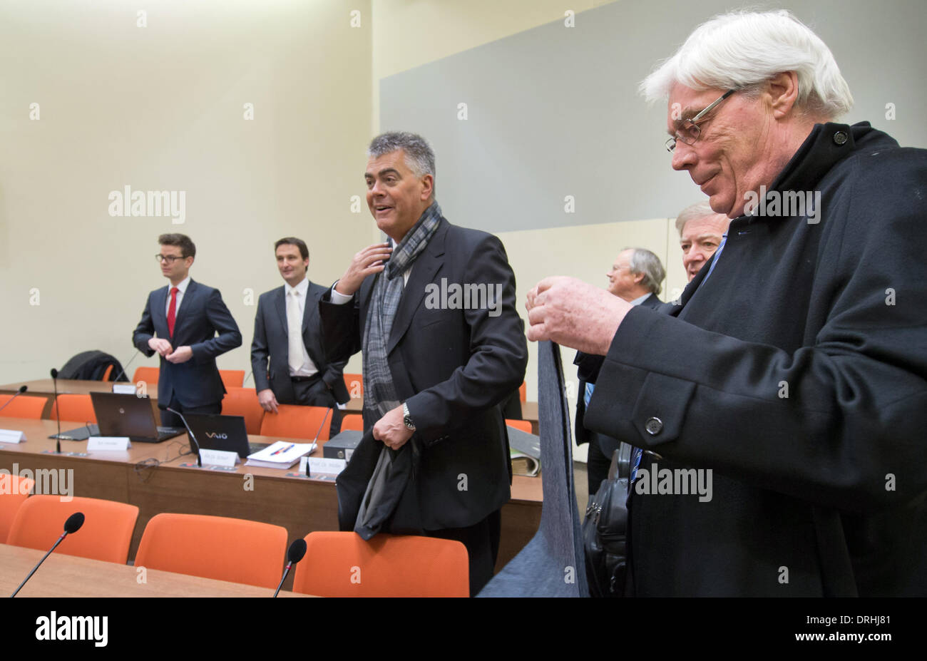 Ehemaliger Manager der BayernLB (Bayerische Landesbank) Werner Schmidt (R) betritt den Gerichtssaal mit seinem Anwalt Felix Doerr (C) in das Landgericht in München, Deutschland, 27. Januar 2014. Ehemalige Manager der BayernLB werden Unterschlagung in Bezug auf den Kauf der österreichischen Bankengruppe Hypo Group Alpe Adria (HGAA) vorgeworfen. Foto: Peter Kneffel/dpa Stockfoto