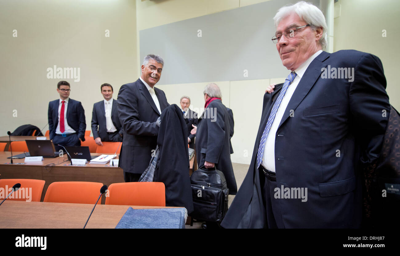 Ehemaliger Manager der BayernLB (Bayerische Landesbank) Werner Schmidt (R) betritt den Gerichtssaal mit seinem Anwalt Felix Doerr (C) in das Landgericht in München, Deutschland, 27. Januar 2014. Ehemalige Manager der BayernLB werden Unterschlagung in Bezug auf den Kauf der österreichischen Bankengruppe Hypo Group Alpe Adria (HGAA) vorgeworfen. Foto: Peter Kneffel/dpa Stockfoto