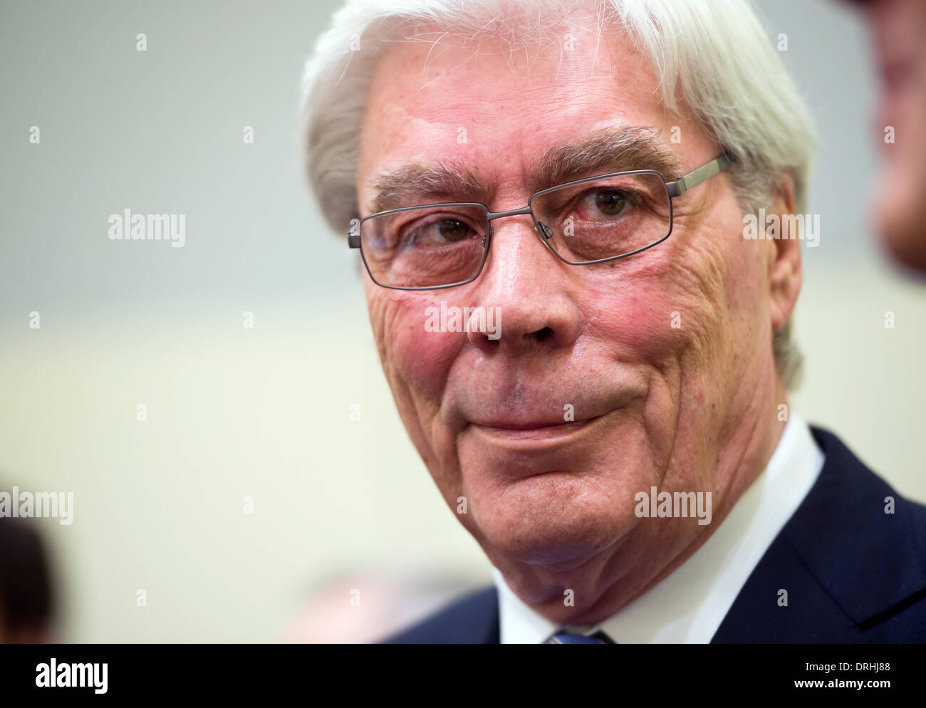 Ehemaliger Manager der BayernLB (Bayerische Landesbank) Werner Schmidt steht in den Gerichtssaal in das Landgericht in München, Deutschland, 27. Januar 2014. Ehemalige Manager der BayernLB werden Unterschlagung in Bezug auf den Kauf der österreichischen Bankengruppe Hypo Group Alpe Adria (HGAA) vorgeworfen. Foto: Peter Kneffel/dpa Stockfoto