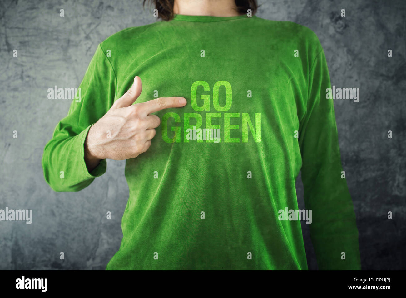 Mann zeigte auf GO GREEN Titel gedruckt auf seinem Hemd, gesunden Lifestyle-Konzept. Stockfoto