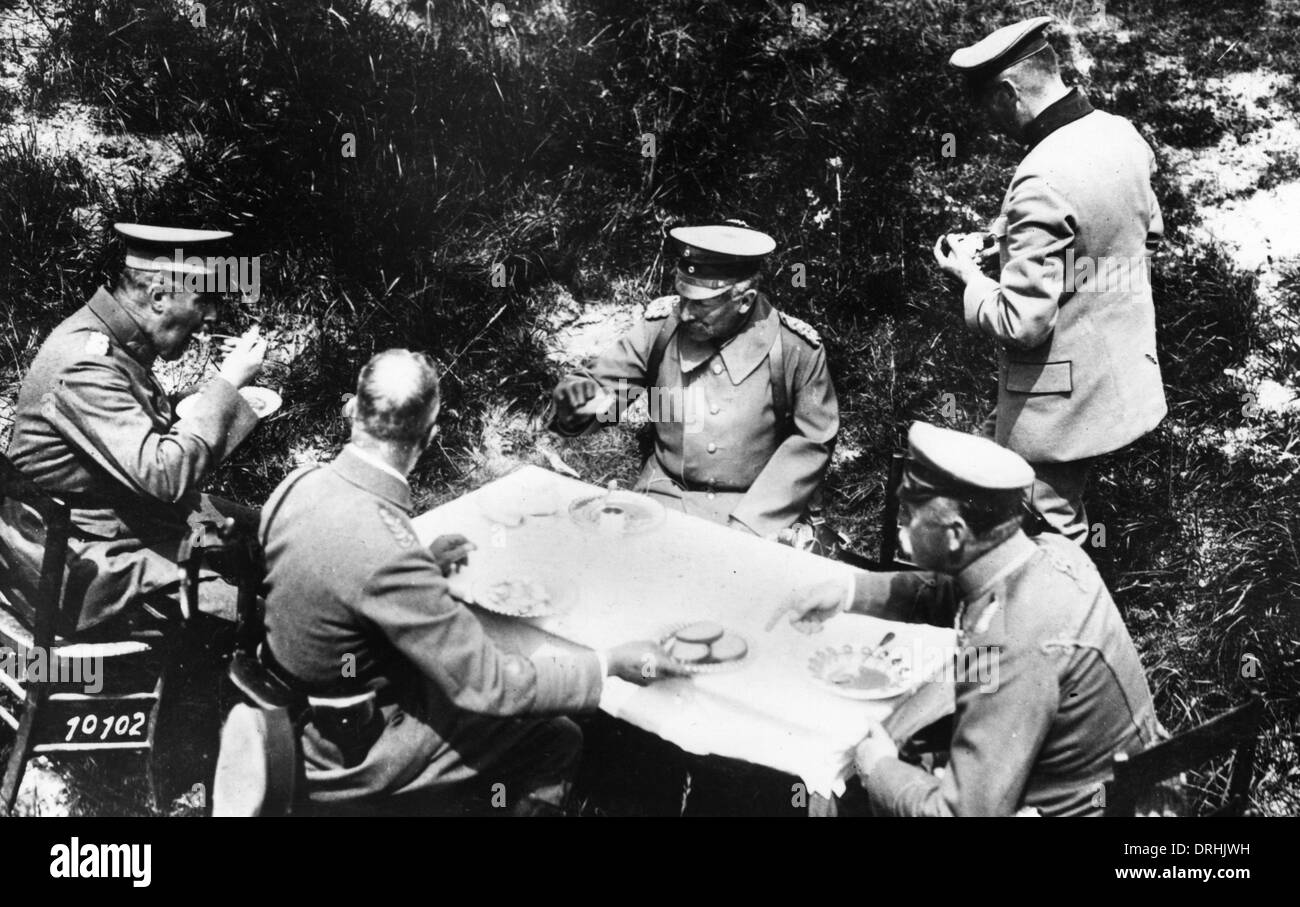 Kaiser Wilhelm II. beim Mittagessen im Feld WW1 Stockfoto