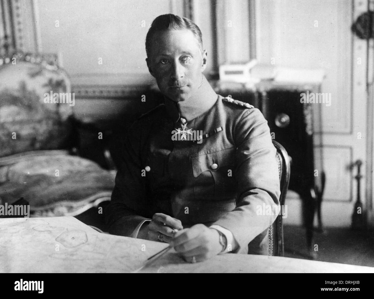 Kronprinz Wilhelm sitzt an seinem Schreibtisch, WW1 Stockfoto