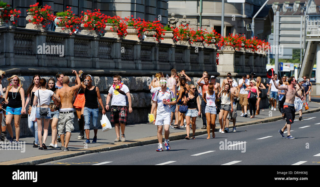 Nachtschwärmer bei der Zürcher Street Parade, einem Techno dance und trance-Festival. Stockfoto