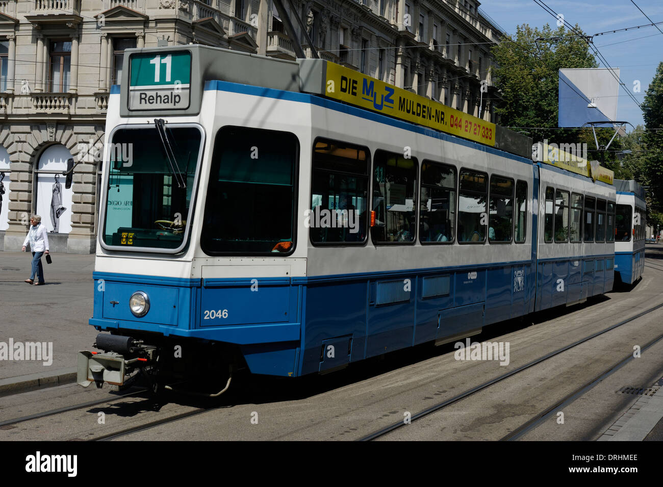 Blaue Straßenbahn im öffentlichen Verkehrsmittel der Schweiz Zürich,  Schweiz Stockfotografie - Alamy