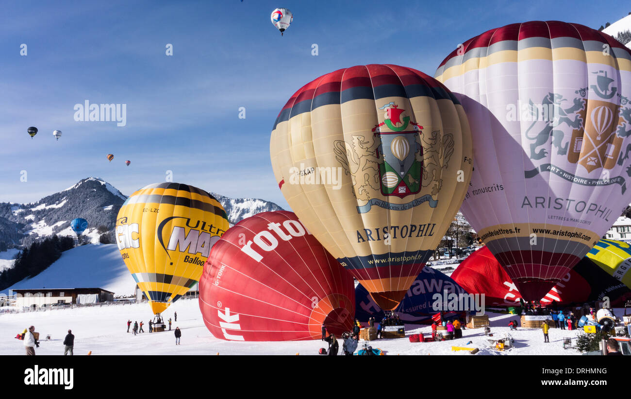 Heißluftballons, immer bereit für Start in Chateau d ' Oex, Schweiz Stockfoto