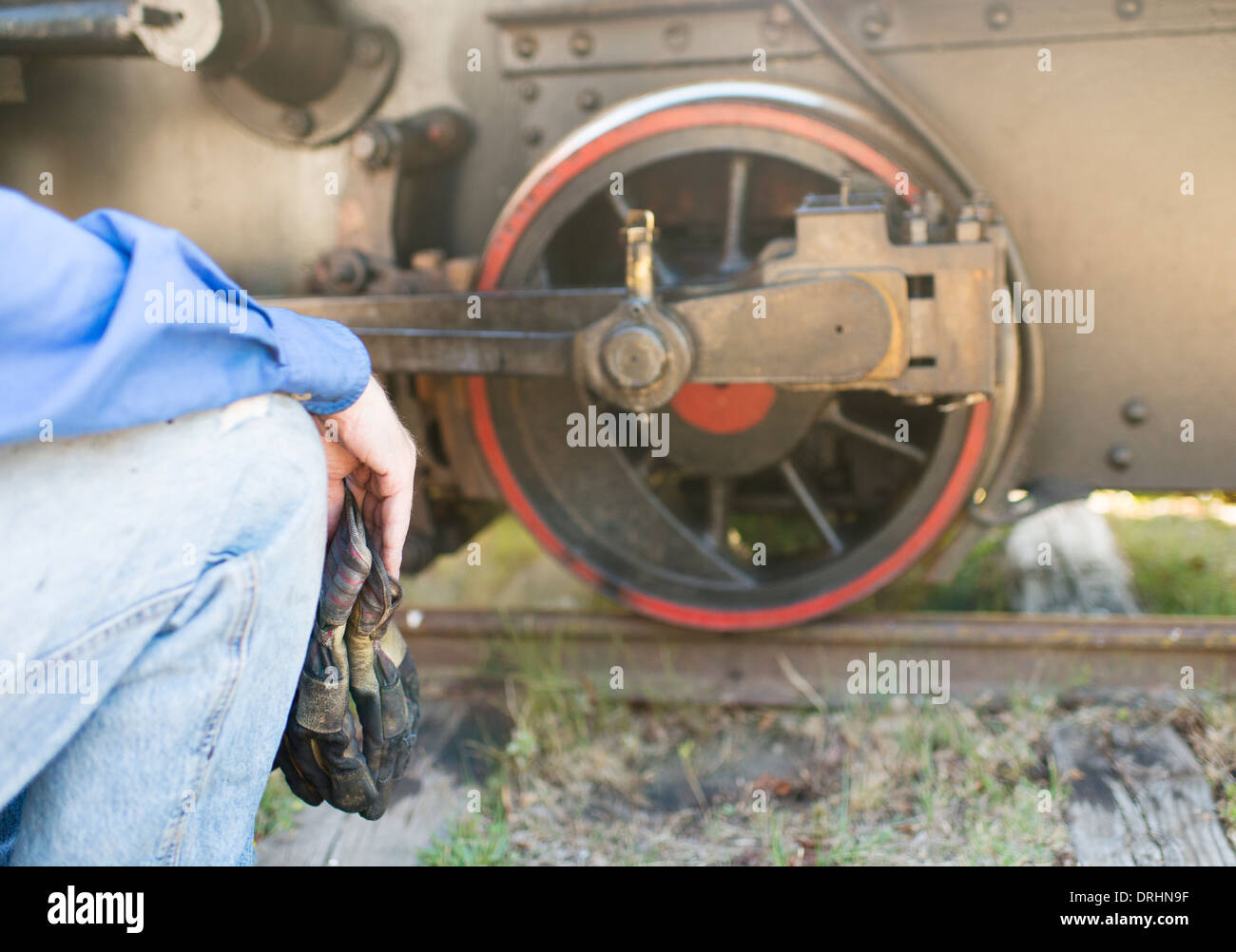 Zug-Ingenieur arbeitet mit Wartung der alten Lokomotive, Schweden Stockfoto
