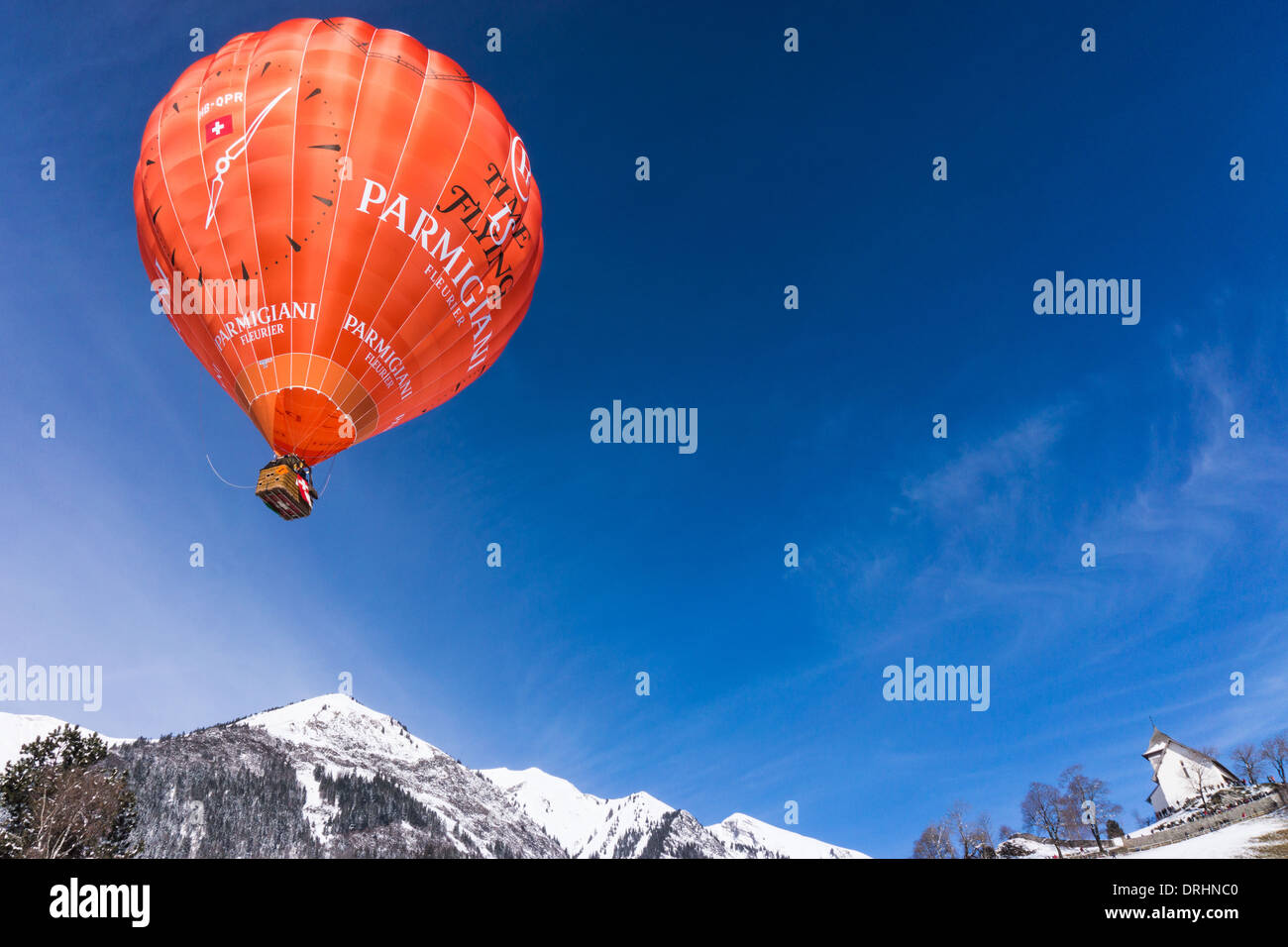 Hauptsponsor Parmigiani Ballon in der Luft. Chateau d ' Oex, Schweiz Stockfoto