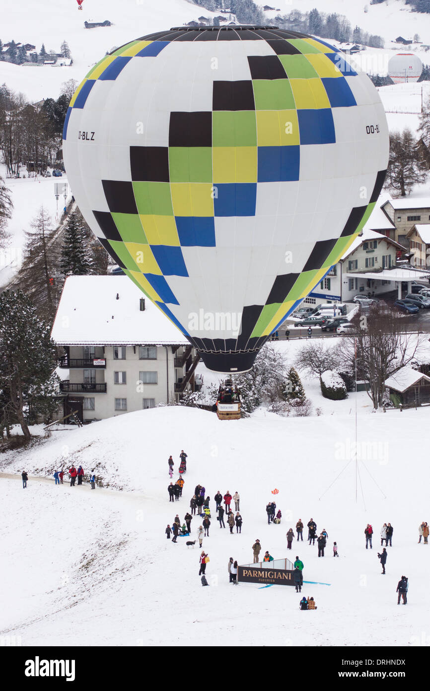 Belgischer pilot David Spildooren Schnittfläche bewegt seinen Ballon in der Nähe der Trianglular Ziel. Chateau d ' Oex, Schweiz. Stockfoto