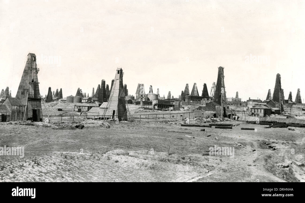 Öl-Bohrtürme in Binegedi, nördlich von Baku, Aserbaidschan, WW1 Stockfoto