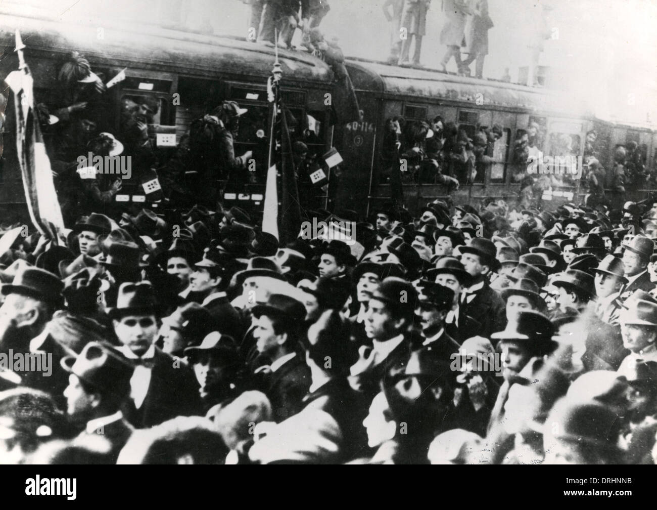 Italienische Bersaglieri Soldaten einsteigen in einen Zug, WW1 Stockfoto