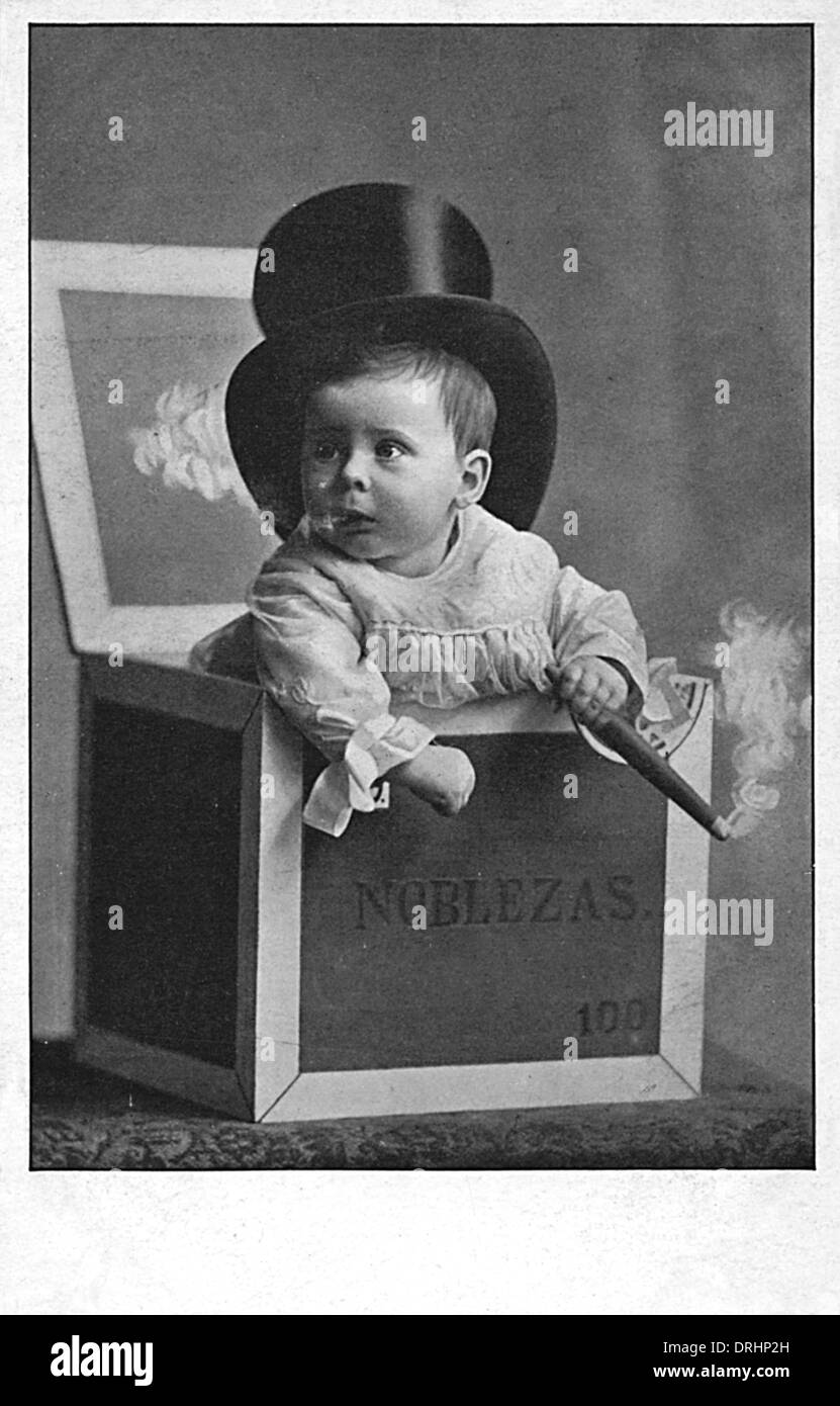 Baby in eine Zigarrenkiste mit Seide Top Hut Rauchen Stockfoto